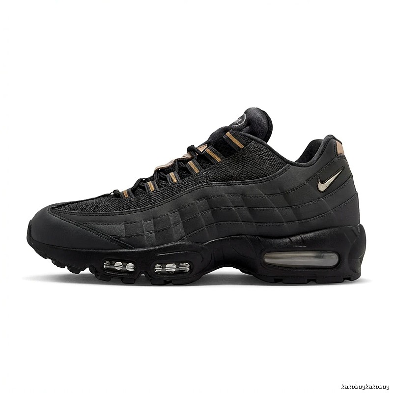 Nike retro-style black sports shoes