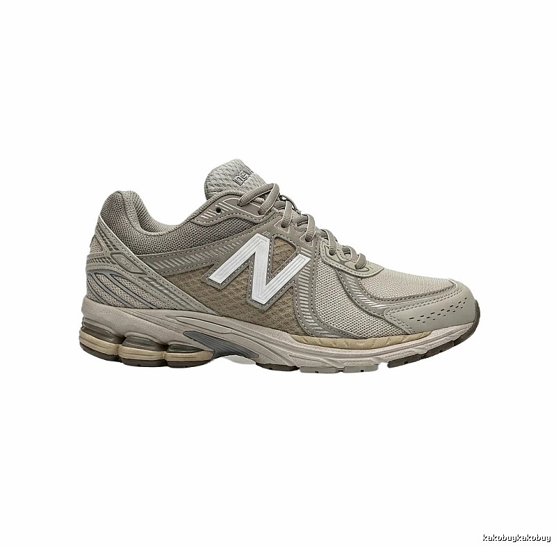 Retro-style grey sports shoes of New Balance